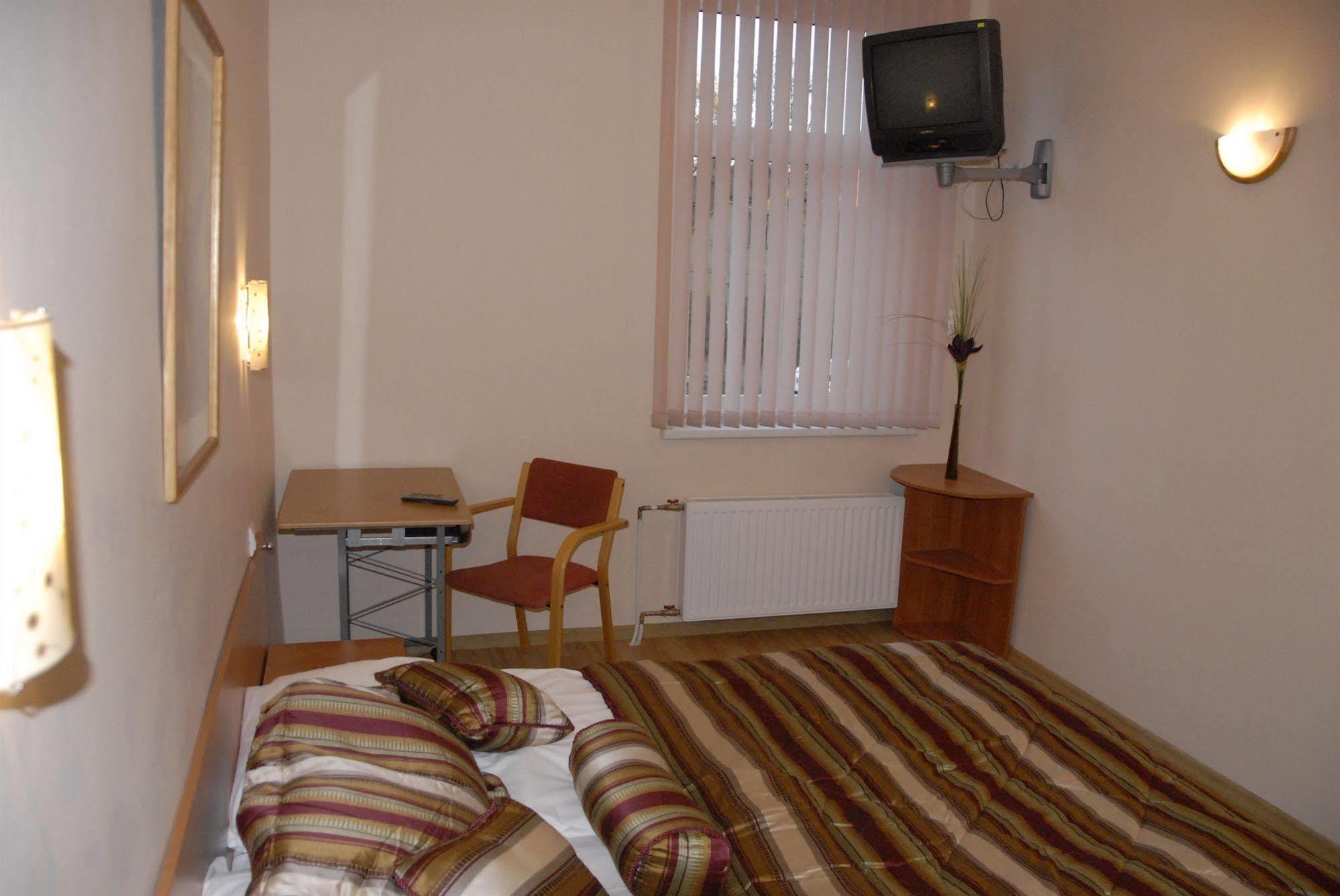 Hotel Knights Court Riga Esterno foto