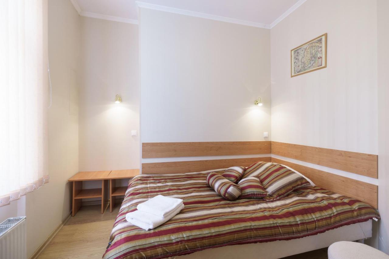 Hotel Knights Court Riga Esterno foto
